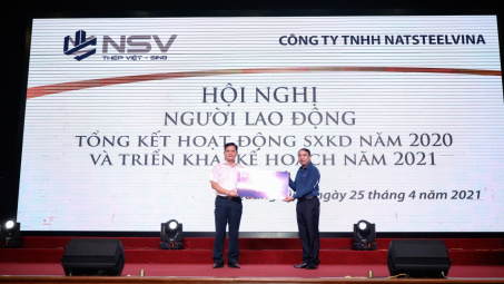 Công đoàn Tổng công ty Thép Việt Nam – CTCP: Tặng quà cho người lao động NatSteelVina nhân tháng công nhân