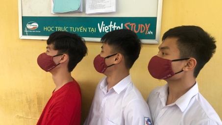 Thép Việt Sing trao tặng khẩu trang nano chống dịch cho Trường THPT Chu Văn An