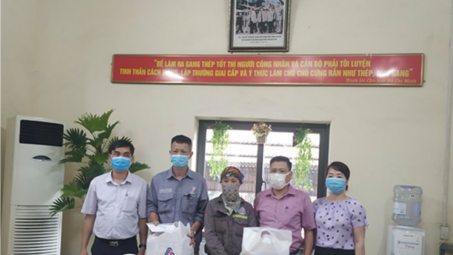 TISCO: Thăm và tặng quà cho CNVC-LĐ có hoàn cảnh khó khăn