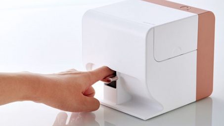 Độc đáo máy sơn móng tay giá 500 USD