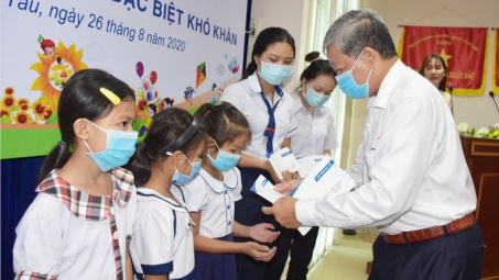 Thép Miền Nam: Vượt "sóng" Covid, cùng em thắp sáng ước mơ