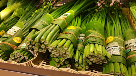 Thái Lan: Dùng lá chuối gói đồ siêu thị - bước "lùi" dễ chịu