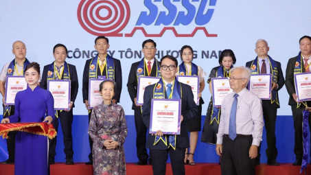Tôn Phương Nam nhận danh hiệu hàng Việt Nam Chất lượng cao