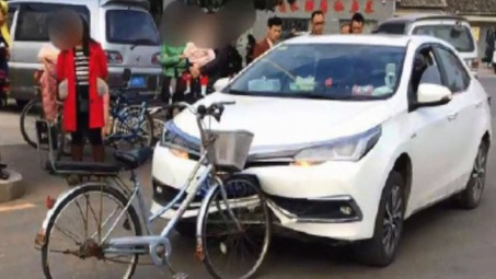 Xe đạp Trung Quốc đâm móp đầu ô tô Nhật nhưng không hề hấn gì
