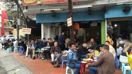 Cuối tuần vợ rủ đi uống bia hơi Hà Nội