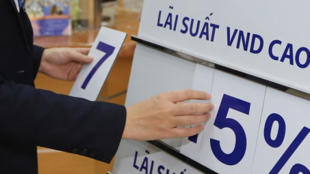 Một tháng mua hơn 4 tỷ USD, hướng đến hạ nhiệt lãi suất VND?