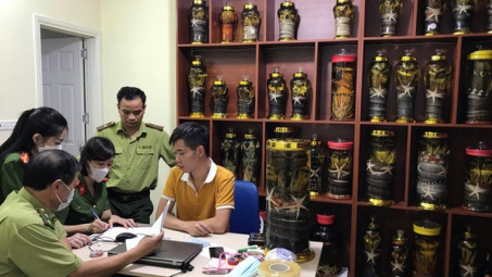 QLTT Hà Nội: Tạm giữ gần 1000 lít rượu không rõ nguồn gốc xuất xứ