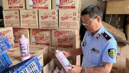 QLTT Hà Nội: Đột kích một cơ sở kinh doanh nước tẩy Toilet có dấu hiệu giả mạo nhãn hiệu Okay