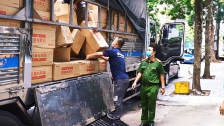 Một xe tải chở hơn 8 tấn bánh trung thu nhập lậu bị phát hiện khi đang lưu thông ở luồng xanh