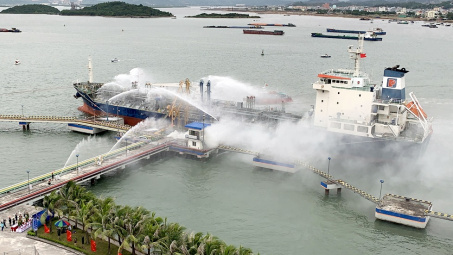 Thao diễn xử lý tình huống cháy lớn tại kho cảng xăng dầu