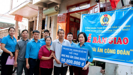 Công đoàn Than Thống Nhất trao quỹ “Mái ấm Công đoàn” cho người lao động