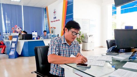 EVNNPC hướng tới không sử dụng tiền mặt trong thanh toán tiền điện
