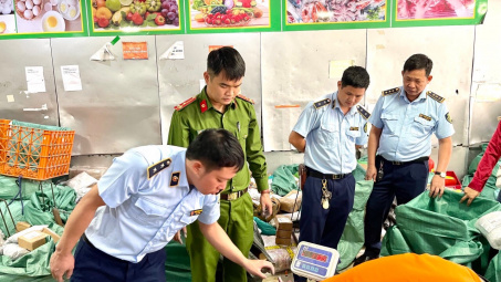 Gần 12 kg pháo nổ vừa bị lực lượng chức năng thu giữ tại chi nhánh giao hàng nhanh