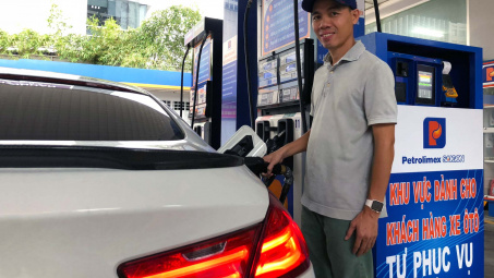 Petrolimex: Trải nghiệm dịch vụ tự đổ xăng ở TP.HCM với phóng viên VTV24