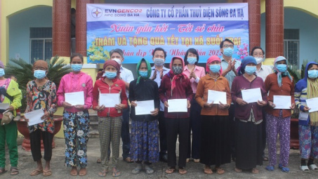 Thủy điện Sông Ba Hạ tặng 420 phần quà Tết các gia đình khó khăn tại huyện Sơn Hòa và Sông Hinh