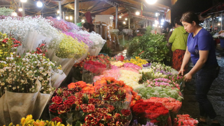 Tấp nập chợ hoa đêm Quảng An trước ngày Quốc tế Phụ nữ 8/3