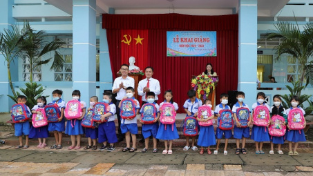 EVNGENCO2 trao quà cho học sinh có hoàn cảnh khó khăn nhân dịp năm học mới