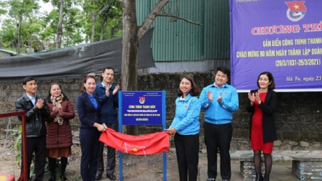 Than Hà Tu gắn biển Công trình kỷ niệm 90 năm Ngày thành lập Đoàn TNCS Hồ Chí Minh