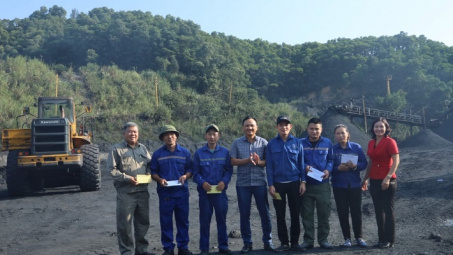 Than Hà Tu Trao thưởng các tập thể đạt năng suất cao đợt thi đua 90 ngày đêm