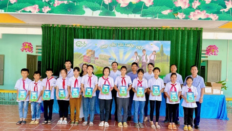 VINAPACO trao tặng vở cho các học sinh tại các địa bàn khó khăn
