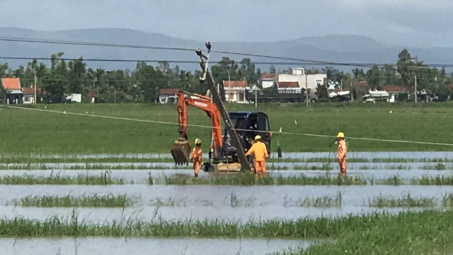 EVNCPC quyết tâm khôi phục cấp điện cho 100% khách hàng trong hôm nay