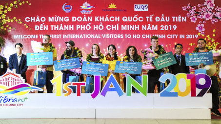 TP. Hồ Chí Minh đón những vị khách đầu tiên trong năm 2019