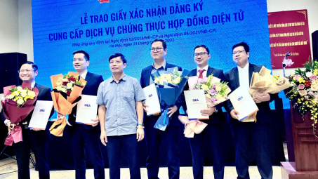 Bộ Công Thương trao Giấy xác nhận đăng ký cung cấp dịch vụ chứng thực hợp đồng điện tử cho 5 doanh nghiệp đầu tiên