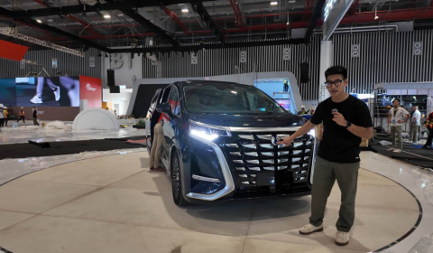 "Bắt gặp" và hỏi giá BYD Denza D9 tại VMS 2024