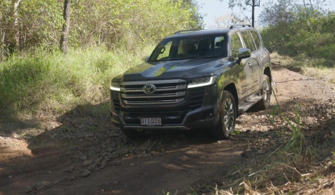 Toyota Land Cruiser 300 2026 phô diễn khả năng off-road ấn tượng trên địa hình khắc nghiệt