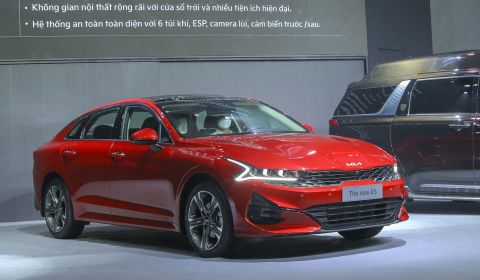 Giá lăn bánh xe KIA K5 2022