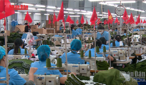 Người lao động thi đua sản xuất, đặt kỳ vọng vào Đại hội lần thứ XIV của Đảng