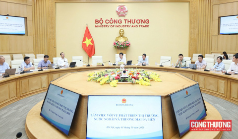 Bộ trưởng Lê Mạnh Hùng làm việc với Vụ Phát triển thị trường nước ngoài và Thương mại đa biên