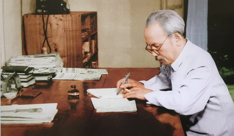 Ánh sáng Hồ Chí Minh soi đường cho chúng ta đi