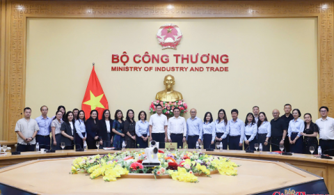 Bộ trưởng Lê Mạnh Hùng làm việc với Ủy ban Cạnh tranh Quốc gia và Cục Phòng vệ thương mại
