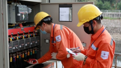 Khẩn trương xem xét phương án giảm thuế tiêu thụ đặc biệt với xăng về 0% và giảm giá điện