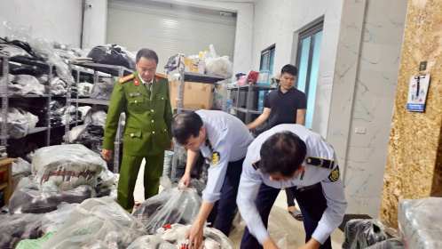 Hà Nội: Đội Quản lý thị trường số 24 mạnh tay dẹp hàng giả, thực phẩm bẩn