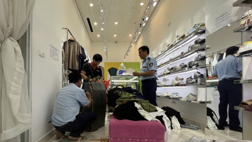Tạm giữ hơn 700 sản phẩm nghi giả mạo hàng hiệu tại khu đô thị Mỹ Đình - Mễ Trì