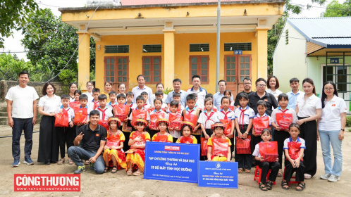Tạp chí Công Thương trao 20 bộ máy tính tặng học sinh Tuyên Quang trong Chương trình "Niềm vui cho em 2026"