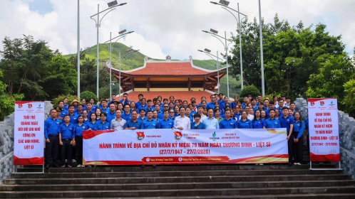 [CHÙM ẢNH] Tuổi trẻ Chính phủ tri ân các Anh hùng liệt sĩ và chăm lo an sinh xã hội tại Quảng Ngãi
