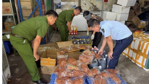 Cơ sở ở Tây Mỗ bày bán thực phẩm không nhãn mác, không rõ nguồn gốc