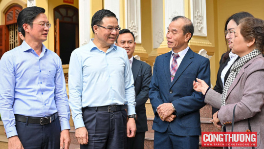 [CHÙM ẢNH] Quyền Bộ trưởng Bộ Công Thương Lê Mạnh Hùng tiếp xúc cử tri tại thành phố Hải Phòng