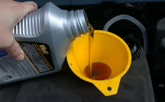 Vì sao động cơ xe ô tô bị hao dầu nhớt?