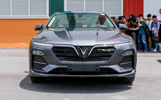 VinFast Lux A2.0 tiếp tục lấn lướt 'lão làng' Toyota Camry