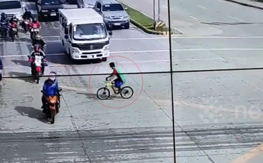 Thanh niên vượt đèn đỏ trước một rừng xe và cái kết