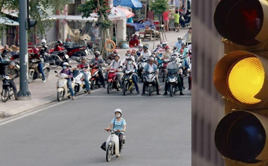 Vượt đèn vàng trong tình huống nào sẽ bị xử phạt?