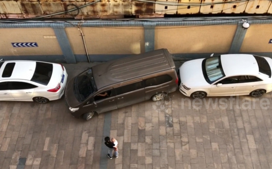 Xem "thánh lái" rút xe khỏi chỗ đỗ hẹp