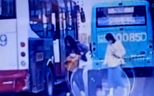 Bé gái bị xe buýt kéo lê trên đường vì lý do không ngờ