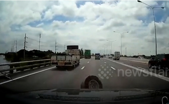 Bán tải "nhả" bánh dự phòng, ô tô phía sau lãnh đủ