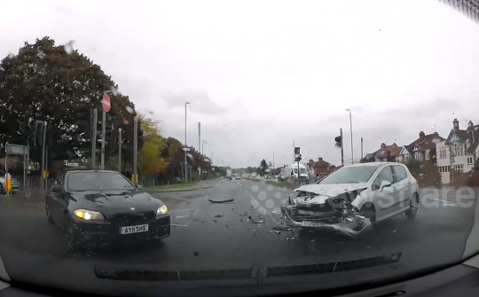 Cố vượt đèn vàng, hatchback gây tai nạn nát đầu xe