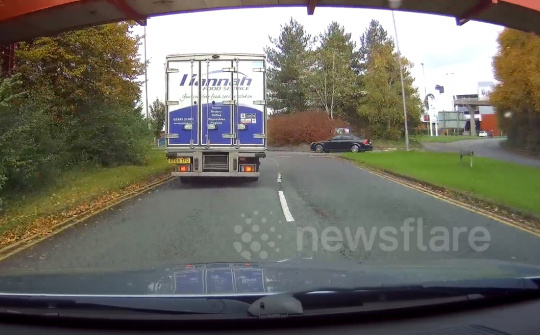 Pha bẻ lái cận kề tử thần của tài xế sedan